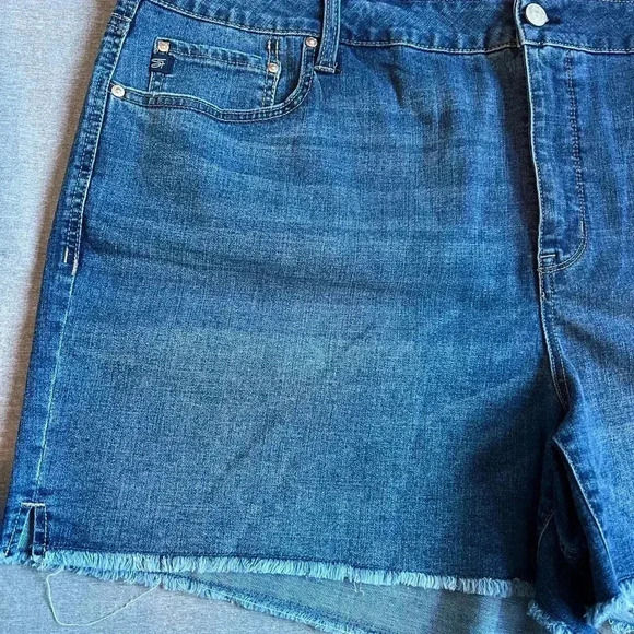 NWT Seven 7 weekend Jean Shorts Fray Hem comfort stretch 24W women’s - Picture 2 of 8